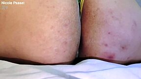 Søt tykk jente sprer sin ekkel rævhull for deg