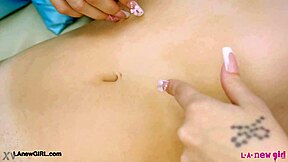 Táto bezchybná blondínka ukazuje svoje sexy telo na pohovke 😘