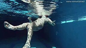 Diana Rius boža svoje vroče prsi pod vodo