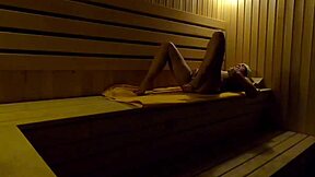 Скрытая камера ловит девушку мастурбирующую в сауне спортивного клуба сегодня