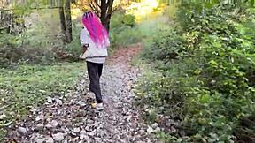 Kova ulkoseksi metsässä teinin kanssa, lyödään ja naidaan kovaa