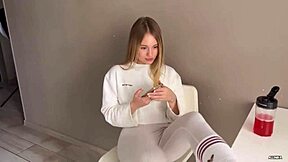 Loirinha 18 anos safada leva foda na cozinha com gozo no rosto