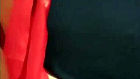 Cachonda viser sine små 18+ bryster til amatører 😏