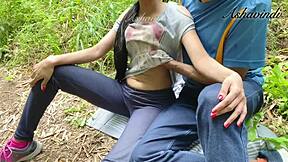 Jej šťavnatá píča ma donútila vytrysknúť vo verejnom parku Ashavindi 😍