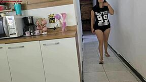 Rizikovan seks s muževljevim prijateljem dok je on u kupatilu, skoro uhvaćeni