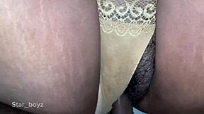 देखो यह हॉट आंटी मॉन्स्टर कॉक पर सवार होती है!