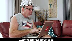 เมียหนุ่มหน้าอกใหญ่รู้สึกเสียวสุดๆ จากการเย็ดของชายแก่ขี้โมโห