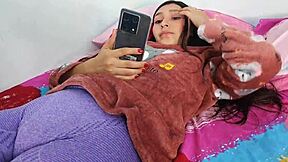 रोसिबेल, स्टेपडॉटर, कंडोम उतारकर स्टेपफादर के कुम को टाइट पस्सी में महसूस करती है।