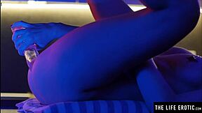 เฮ้ย ดูเธอเย็ดรูทวารหนักด้วยไอ้ควยน้ำแข็งใหญ่ใกล้ๆ