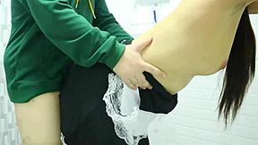 Thaise huisvrouw betrapt en geneukt in badkamer