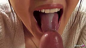 마른 아시안 숙녀, 낯선자와 야한 불륜, 자지 빨고 정액 삼킴 JAV POV