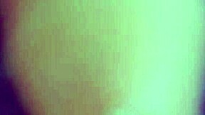 Desi güzeli cam dildo ile yakın çekimde mastürbasyon yapıyor, tüysüz amı parlıyor