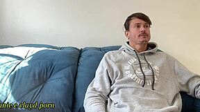 Fiquei estressada com o time de futebol, e a vizinha me acalmou com uma sessão completa de buceta