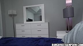 โย่ น้องเลี้ยงเอเชียสวยน่ารักแชร์เตียงกับพี่ชายขี้เงี่ยน! 😍