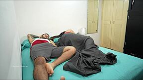 Saya setuju kongsi katil dengan abang tiri dan sesuatu tak dijangka berlaku