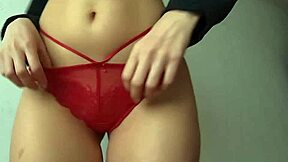 Hey, tengok perempuan bontot besar cuba seluar dalam dan bogel sepenuhnya.