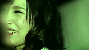 สาวญี่ปุ่นตัวเล็กพรหมจารีโดนล่อลวงให้เสร็จจริงด้วยไวเบรเตอร์ในรถโดยคนแปลกหน้า