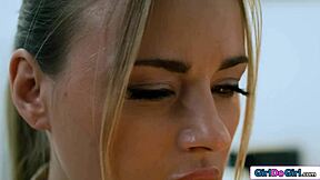 Sekretarica liže i jebana strapon dildom od dominantne lezbejke šefice