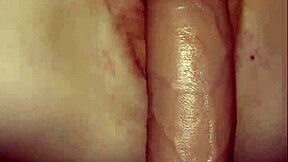 Se denne myke petite rødhårede slurper en monster dildo på soverommet! Hennes store ræv og magre kropp gjør det varmt!