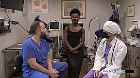 Dr. Tampa léčí Rinu Arem v klinice panenství