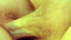 Nuori ratsastaa kyrvellä cowgirl-asennossa