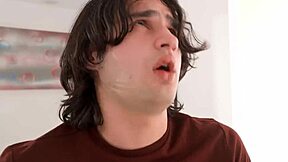 لولو تشو تمتص زبير زملائها الكبار حتى القذف