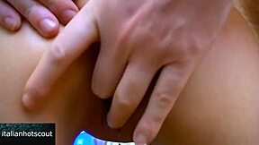 Plavuša sa naočarima jebana u misionarskoj i dogi, svršava jako