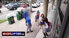 Kumarsin nuoren 18+ takaiseen huoneeseen doggystyle-castingiin.