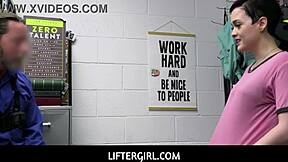 เจ้าหน้าที่แจ็คพบไวเบรเตอร์ในกระเป๋าของเจด วาเลนไทน์ แล้วลงโทษเธอแรงในออฟฟิศ