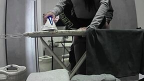 Rozpaczliwa gospodyni domowa ma orgazm podczas ostrego ruchania cipki w domu