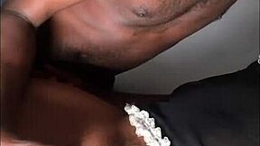 Tämän ebony-kaunottaren pillun naiminen miellyttää minua