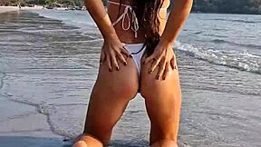 Gadis kecil 18+ rasa teruja flashing bikini putih di pantai.