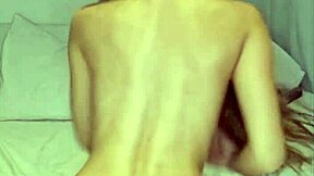 Orgasmo Intenso si Costruisce nell'Allenamento Solitario con Giocattoli e Costumi