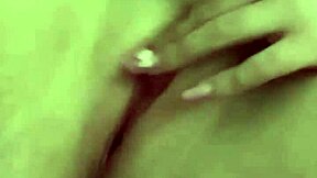 Sexy tenåring 18+ Sweetamacandy viser saftig trang fitte i hjemmelaget retrooppdatering!