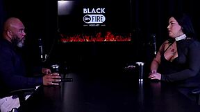 그들이 그녀를 위해 자위하는 걸 보면서 흥분된다