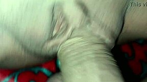 Špehuju svou bujnou sousedku, když věší prádlo?