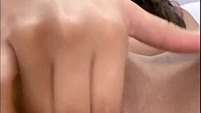 Hot 18-årig teen fingererer sin knappe fisse solo, slank krop på display