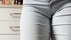 Domači video drobne 18+ blondinke, ki se sleče in pleše v tesnih kavbojkah, trga oblačila za igro z ritjo.