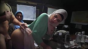 Nagoveštaj slatkog arapskog orgazma u vojnoj uniformi