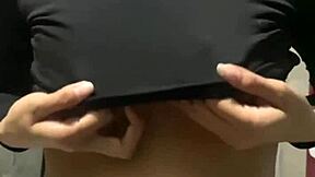 18 साल की स्टेपसिस्टर परफेक्ट चाटियों से टेस करती है और लंड को प्लेफुली हैंडल करती है