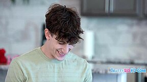 Hey üvey kardeş, üvey kız kardeşlerinin boudoir fotoğraflarını çekmek her zaman sıcak FFM üçlüye götürüyor ufak tefek 18+ güzellerle.