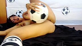 Procureo klip meksikačke fudbalerke iz Amerike šprica mokru pičku do orgazma