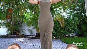 Мащеха хваща заварения си син да мастурбира и му помага да свърши