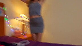 Petite schattige meid zuigt monsterlul deepthroat met liefde in pov close-up homemade scene