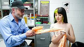 Uhvatio sam ovu tinejdžerku 18+ 18+ lopova u garaži i naterao je na perverzni pušionica i duboko grlo.