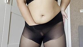 Saya tangkap adik tiri tanpa seluar dalam bawah stokin lutsinar