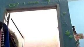 Gadis Remaja Indonesia 18+ Santai di Bak Mandi di Webcam