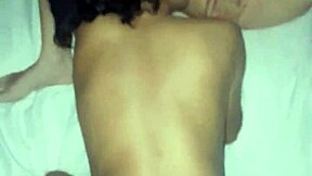 Resnična domača trojka z dvema kravatama ženskama