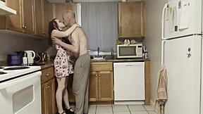 ลูกสาวเลี้ยงกลับบ้านดึกและพ่อเลี้ยงกระหืดจับเธอและเย็ดรูทั้งสองด้วยควยใหญ่