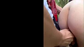 Felnőtt játékok szenvedélyes szexszé válnak az erdőben FFM arcba baszással szopással nagy természetes cicikkel leszbikus lovaglással kövér kurvával slatty mélytorokkal